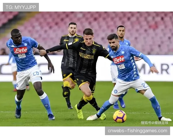 特写:在弗罗西诺内完成意甲首秀后,17岁小将与家人激动相拥 特写:在弗罗西诺内完成意甲首秀后,17岁小将与家人激动相拥